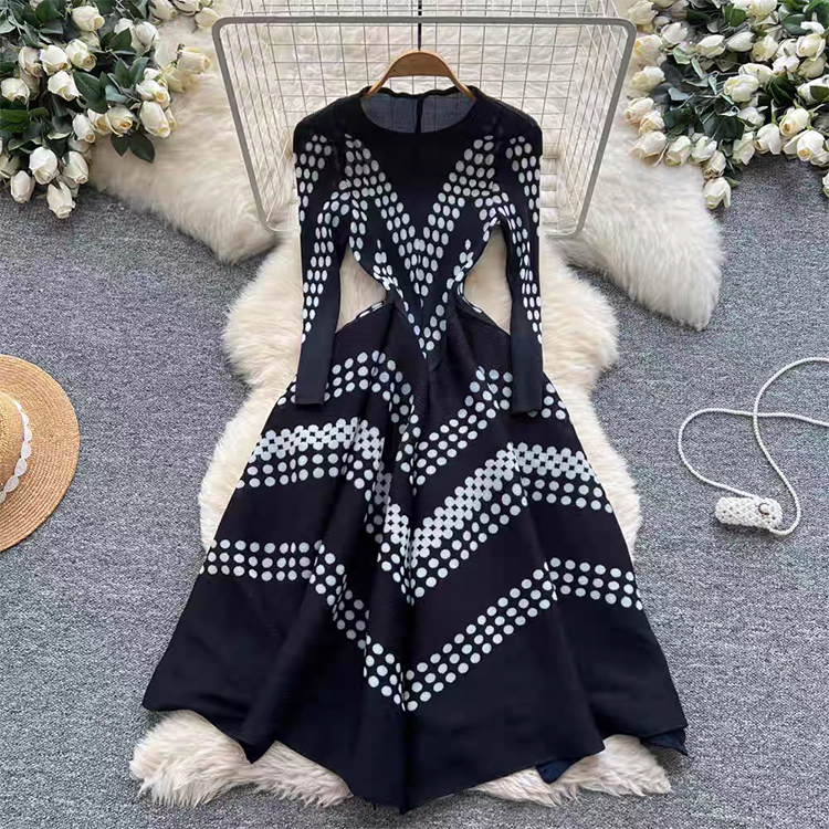 Elegant Polka Dot Pleated Dres - Ethnic Fashion Dress recension och pris