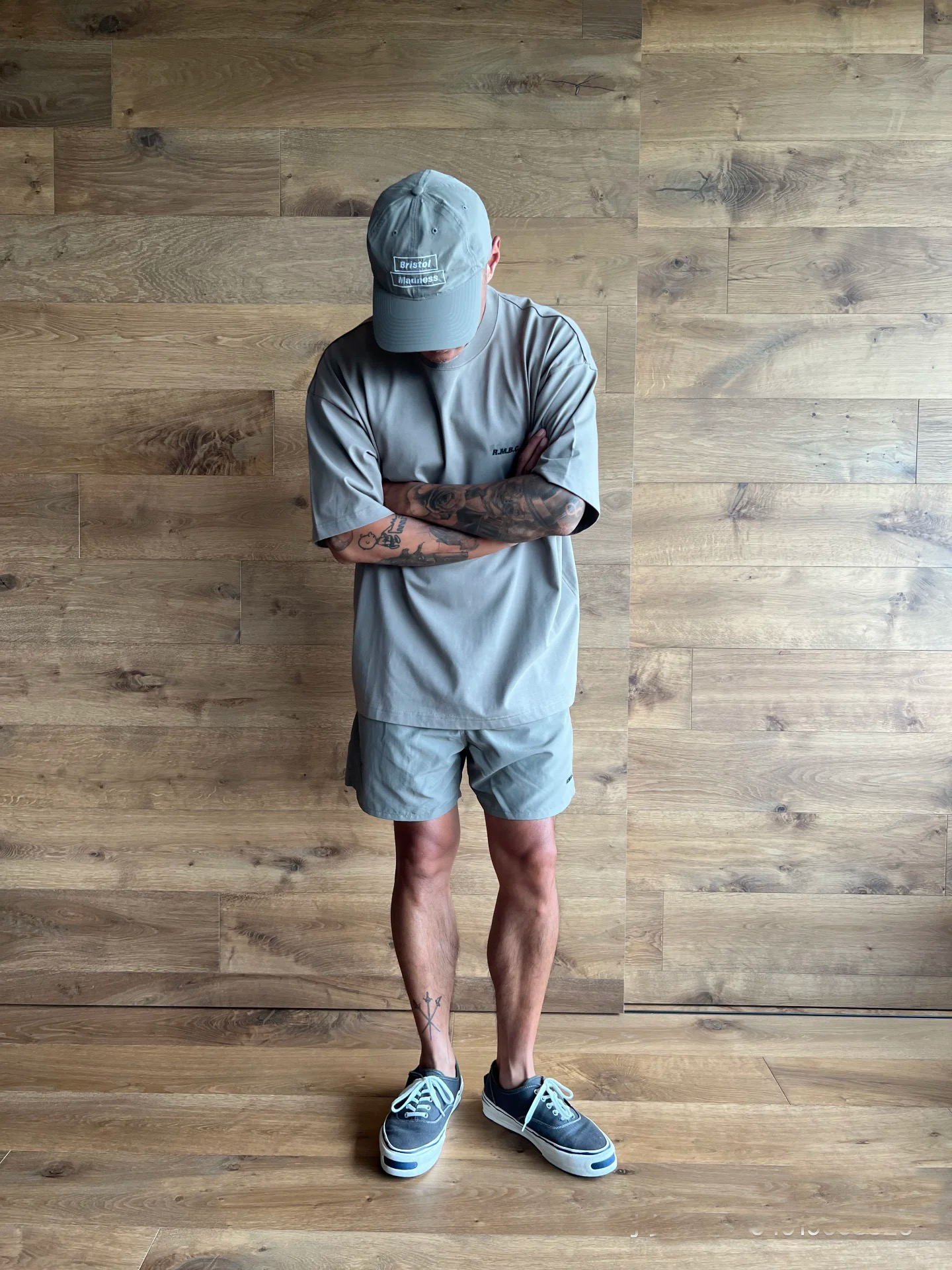 MADNESS X FCRB Double Box Logo - Ethnic Fashion Logo recension och pris
