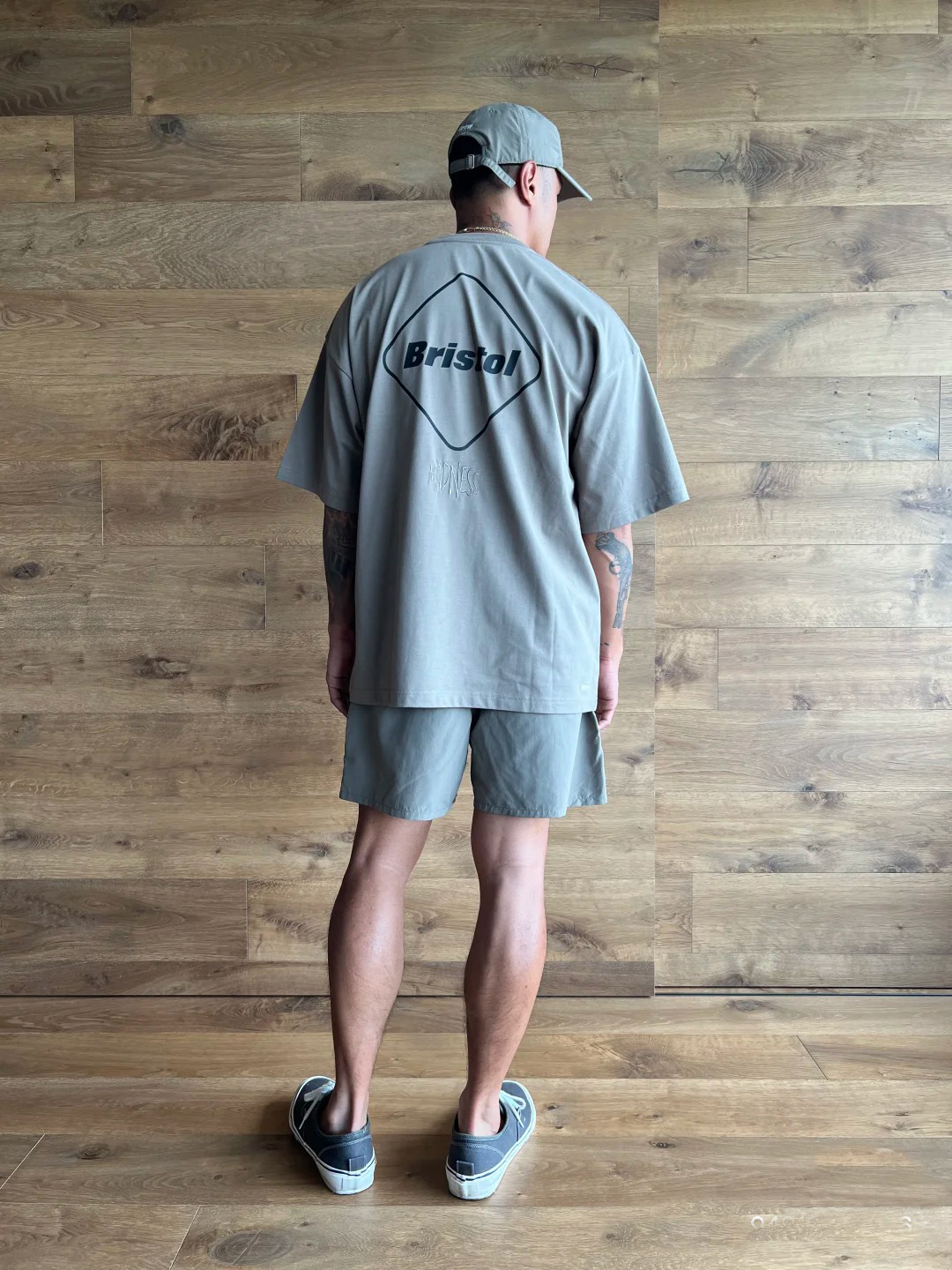 MADNESS X FCRB Double Box Logo - Ethnic Fashion Logo recension och pris